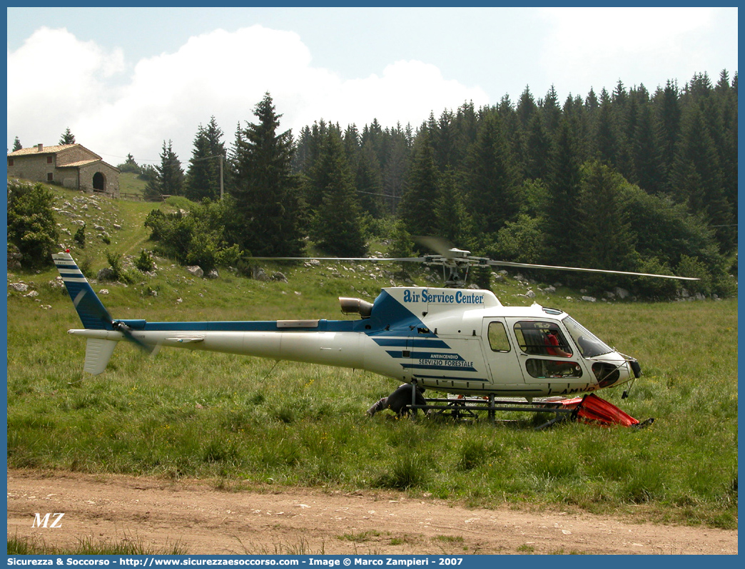 I-AMVP
Regione Veneto
Servizio Forestale Regionale
Eurocopter AS350B3 Ecureuil
Parole chiave: Regione;Veneto;Servizio;Forestale;Regionale;Eurocopter;AS350B3;Ecureuil