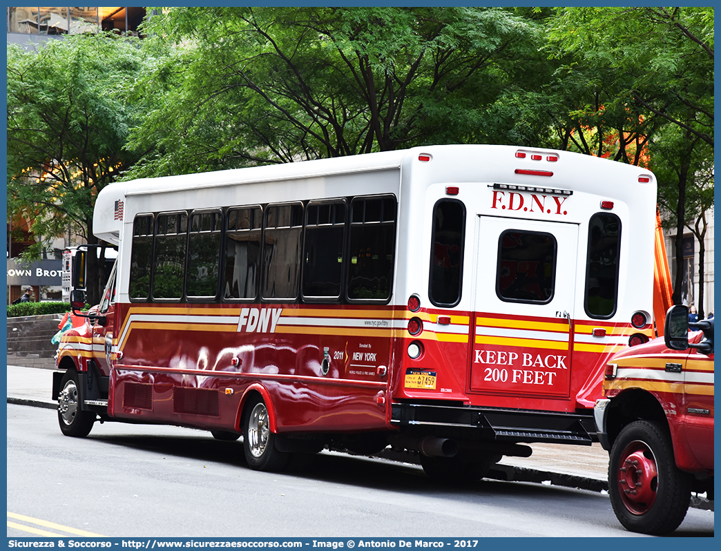 IB13001
United States of America
New York Fire Department
Allstar XL International TC
Conversion by Forest River Inc.
Parole chiave: United;States;of;America;USA;U.S.A.;NYFD;N.Y.F.D.;New;York;Fire;Department;Allstar;XL;International;TC;Forest;River;Starcraft;Bus