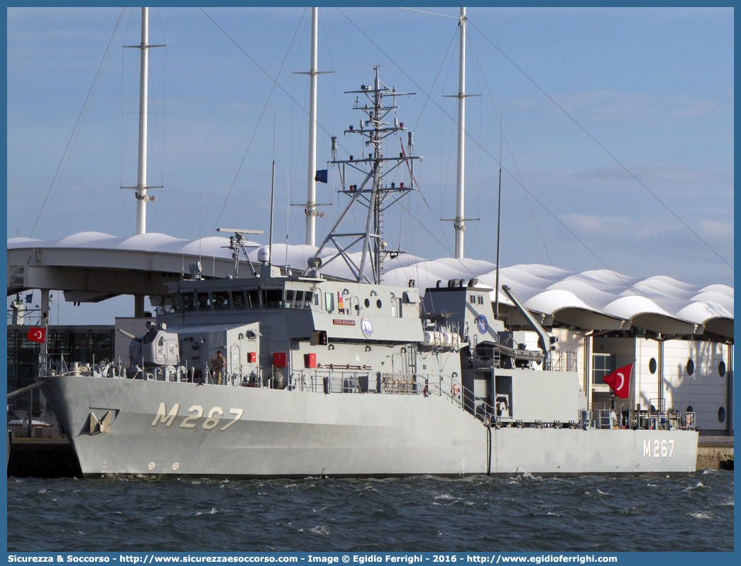 M267 "Ayvalık"
Republic of Turkey
Türk Deniz Kuvvetleri
Mayın avlama ve tarama gemisi
Mine countermeasures vessel
Aydın sınıfı
Aydın Class
Parole chiave: Türk;Deniz;Kuvvetleri;Mine;countermeasures;vessel;Engin;Class;Mayın;avlama;ve;tarama;gemisi;Aydın;sınıfı