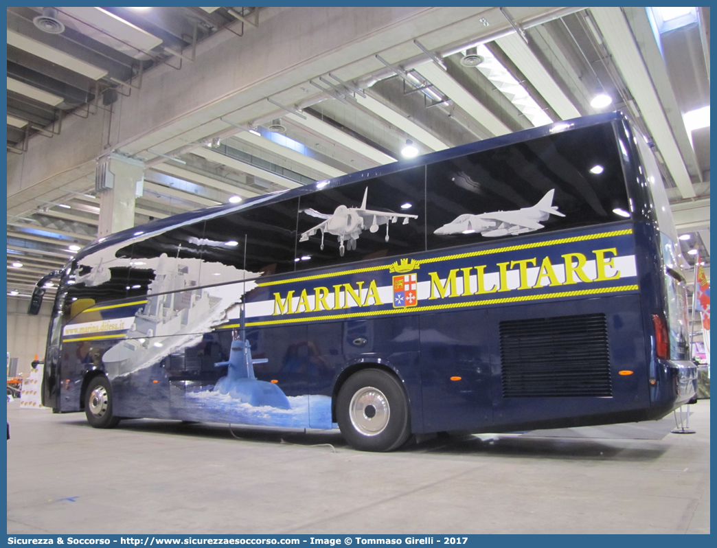 MM BK932
Marina Militare Italiana
Irisbus Domino HDH
Parole chiave: MMI;M.M.I.;Marina;Militare;Italiana;Irisbus;Domino;HDH