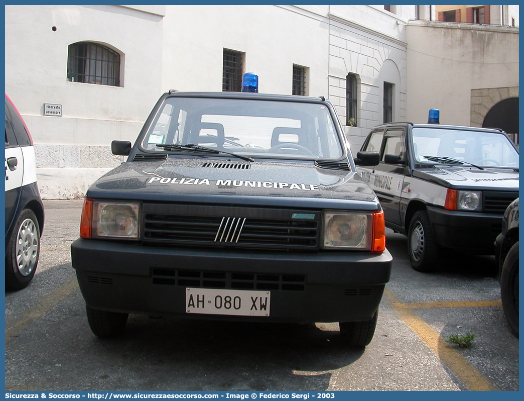 -
Polizia Municipale
Comune di Treviso
Fiat Panda II serie
Parole chiave: PL;P.L.;PM;P.M.;Polizia;Locale;Municipale;Treviso;Fiat;Panda