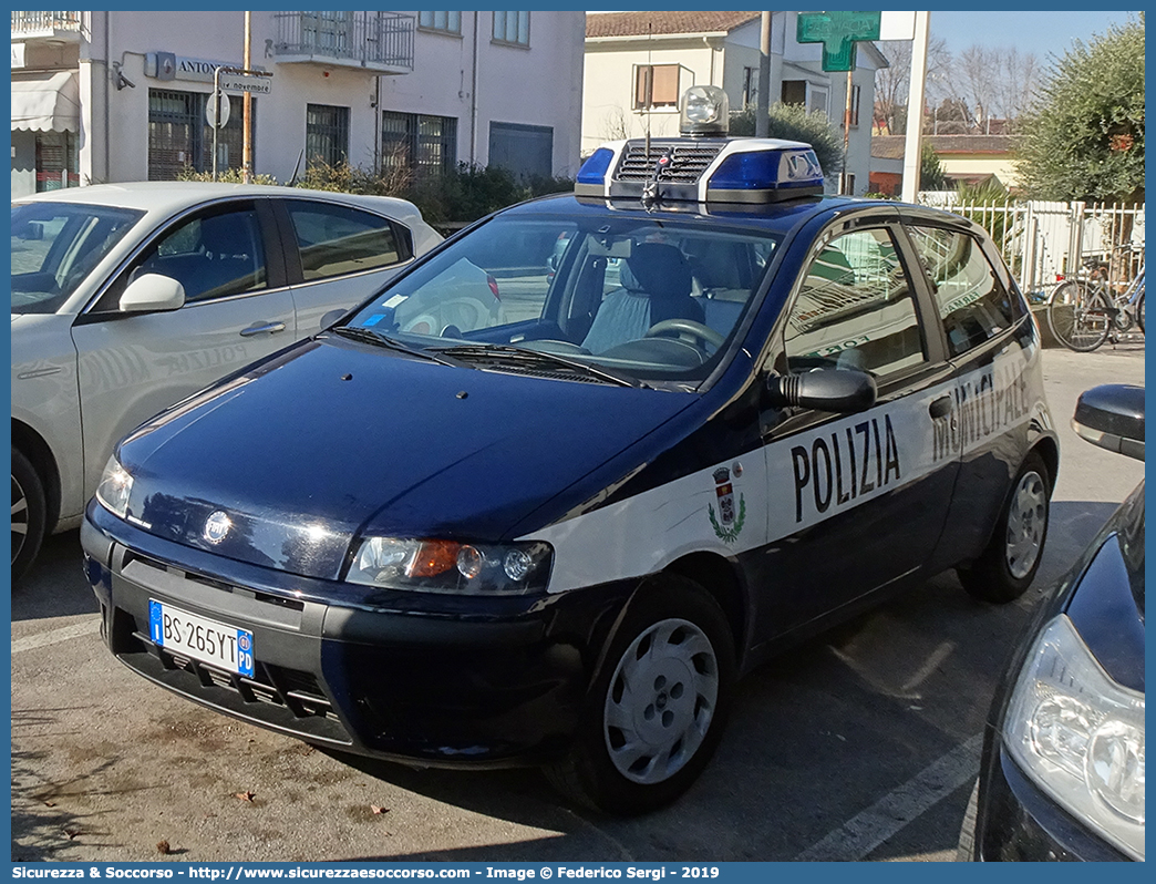 -
Polizia Municipale
Comune di Due Carrare
Fiat Punto II serie
Parole chiave: PL;P.L.;PM;P.M.;Polizia;Municipale;Locale;Due Carrare;Fiat;Punto