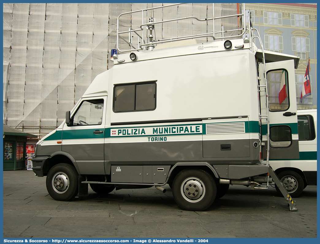 -
Polizia Municipale
Comune di Torino
Iveco Daily II serie 4x4
Parole chiave: PL;P.L.;PM;P.M.;Polizia;Locale;Municipale;Torino;Iveco;Daily;4x4