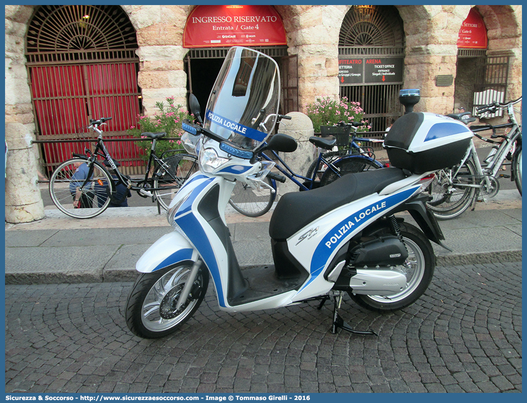 Polizia Locale YA02908
Polizia Locale
Comune di Verona
Honda SH 150
Parole chiave: PL;P.L.;PM;P.M.;Polizia;Locale;Municipale;Verona;Honda;SH;150