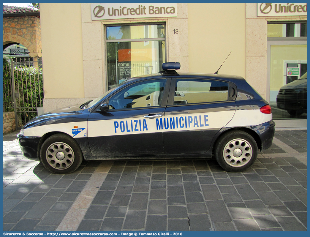 -
Polizia Municipale
Comune di Torri del Benaco
Alfa Romeo 147 I serie
Parole chiave: PL;P.L.;PM;P.M.;Polizia;Locale;Municipale;Torri del Benaco;Alfa Romeo;147