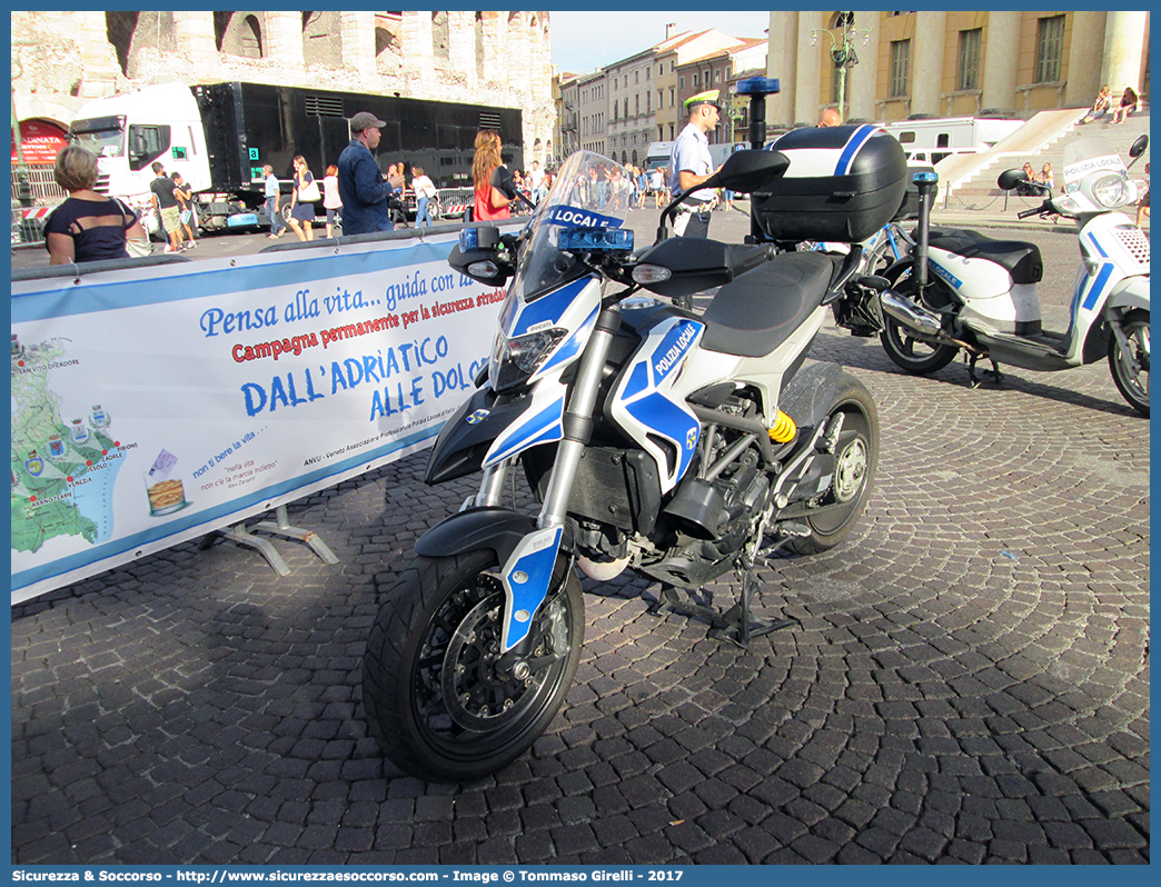 Polizia Locale YA02890
Polizia Locale
Comune di Verona
Ducati Hyperstrada 800
Allestitore Bertazzoni S.r.l.
Parole chiave: PL;P.L.;PM;P.M.;Polizia;Locale;Municipale;Verona;Ducati;Hyperstrada;800;Bertazzoni