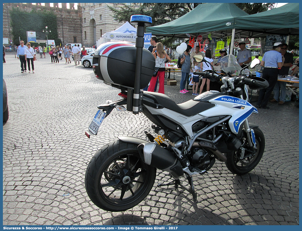 Polizia Locale YA02890
Polizia Locale
Comune di Verona
Ducati Hyperstrada 800
Allestitore Bertazzoni S.r.l.
Parole chiave: PL;P.L.;PM;P.M.;Polizia;Locale;Municipale;Verona;Ducati;Hyperstrada;800;Bertazzoni