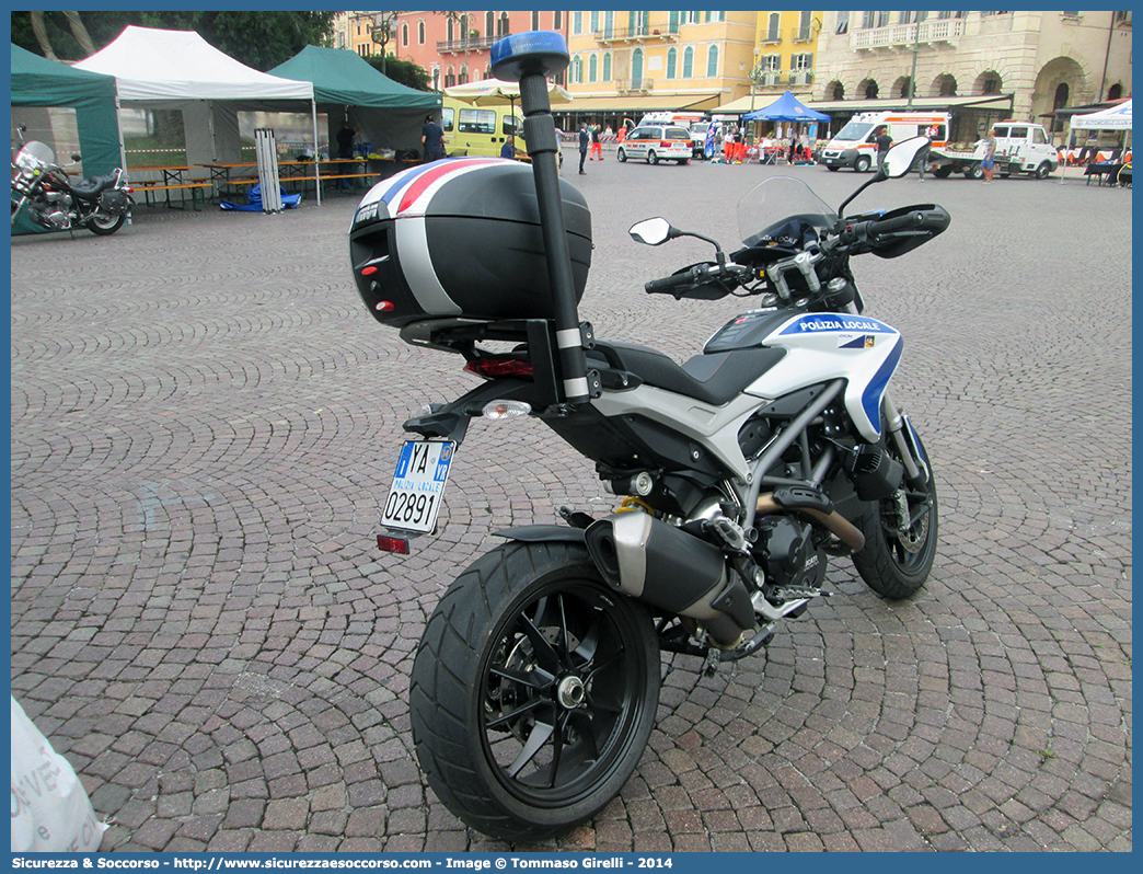 Polizia Locale YA02891
Polizia Locale
Comune di Verona
Ducati Hyperstrada 800
Allestitore Bertazzoni S.r.l.
Parole chiave: PL;P.L.;PM;P.M.;Polizia;Locale;Municipale;Verona;Ducati;Hyperstrada;800;Bertazzoni