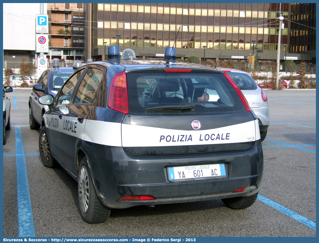 Polizia Locale YA601AC
Polizia Locale
Comune di Cassola
Fiat Grande Punto
Parole chiave: PL;P.L.;PM;P.M.;Polizia;Locale;Municipale;Cassola;Fiat;Grande;Punto