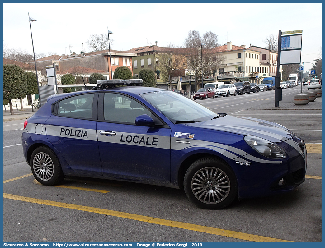 Polizia Locale YA613AF
Polizia Locale
Comune di Mira
Alfa Romeo Nuova Giulietta
I serie II restyling
Allestitore Bertazzoni S.r.l.
Parole chiave: PL;P.L.;PM;P.M.;Polizia;Locale;Municipale;Mira;Alfa Romeo;Nuova;Giulietta;Bertazzoni