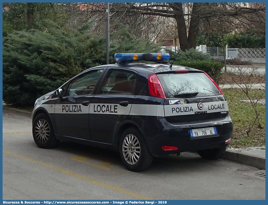 Polizia Locale YA706AL
Polizia Locale
Comune di Marcon
Fiat Punto IV serie
Allestitore Bertazzoni S.r.l.
Parole chiave: PL;PM;P.L.;P.M.;Polizia;Locale;Municipale;Marcon;Fiat;Punto;Bertazzoni