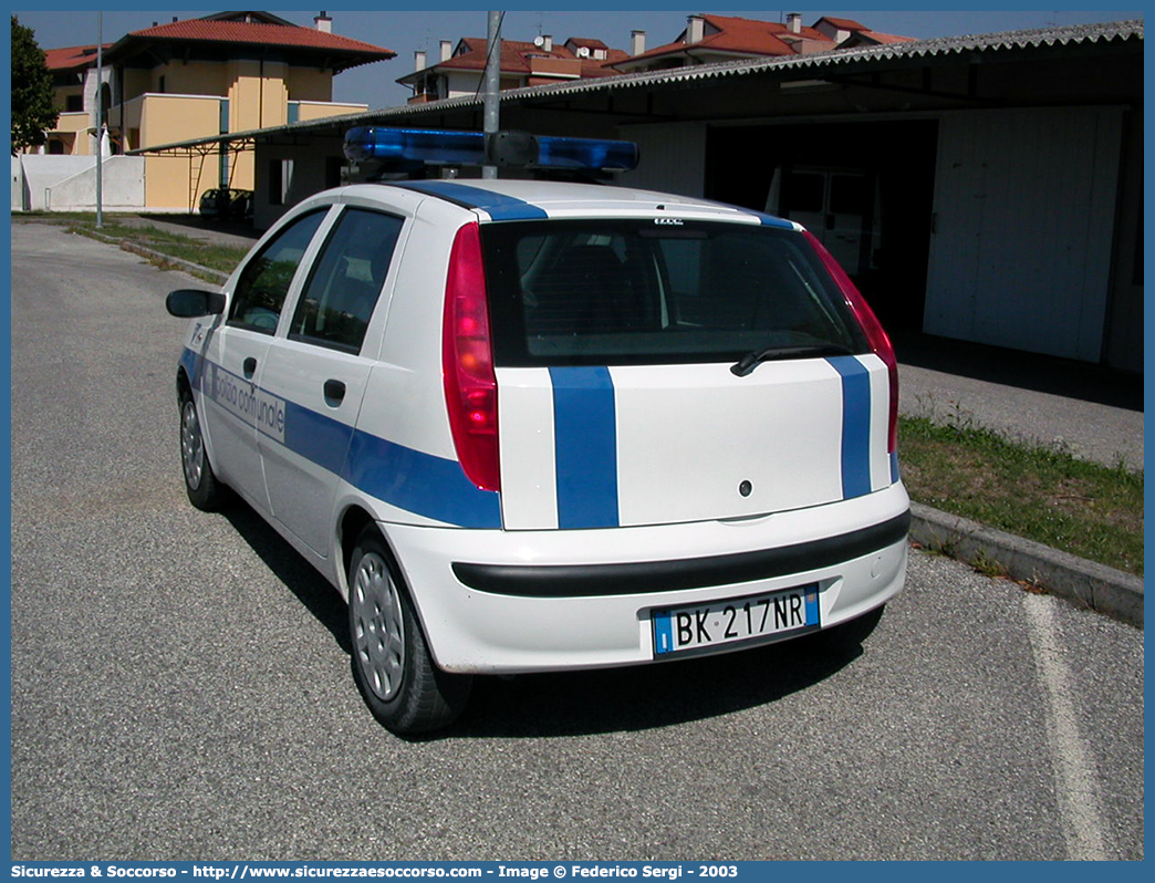 -
Polizia Comunale
Comune di Codroipo
Fiat Punto II serie
Parole chiave: PL;P.L.;PM;P.M.;Polizia;Locale;Municipale;Comunale;Codroipo;Fiat;Punto