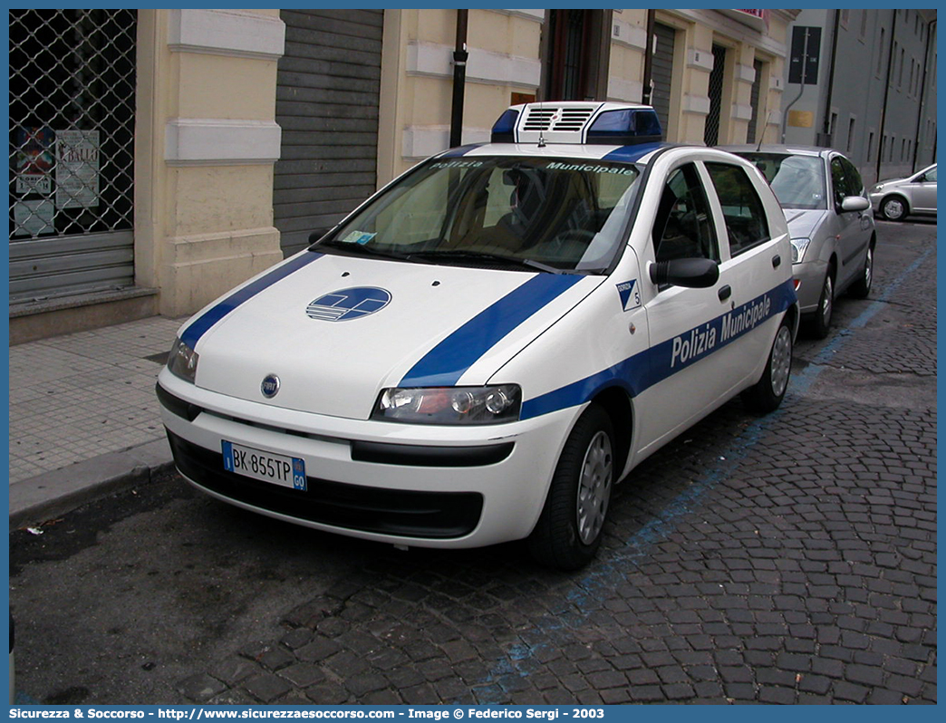 -
Polizia Comunale
Comune di Gorizia
Fiat Punto II serie
Parole chiave: PL;P.L.;PM;P.M.;Polizia;Locale;Municipale;Comunale;Gorizia;Fiat;Punto