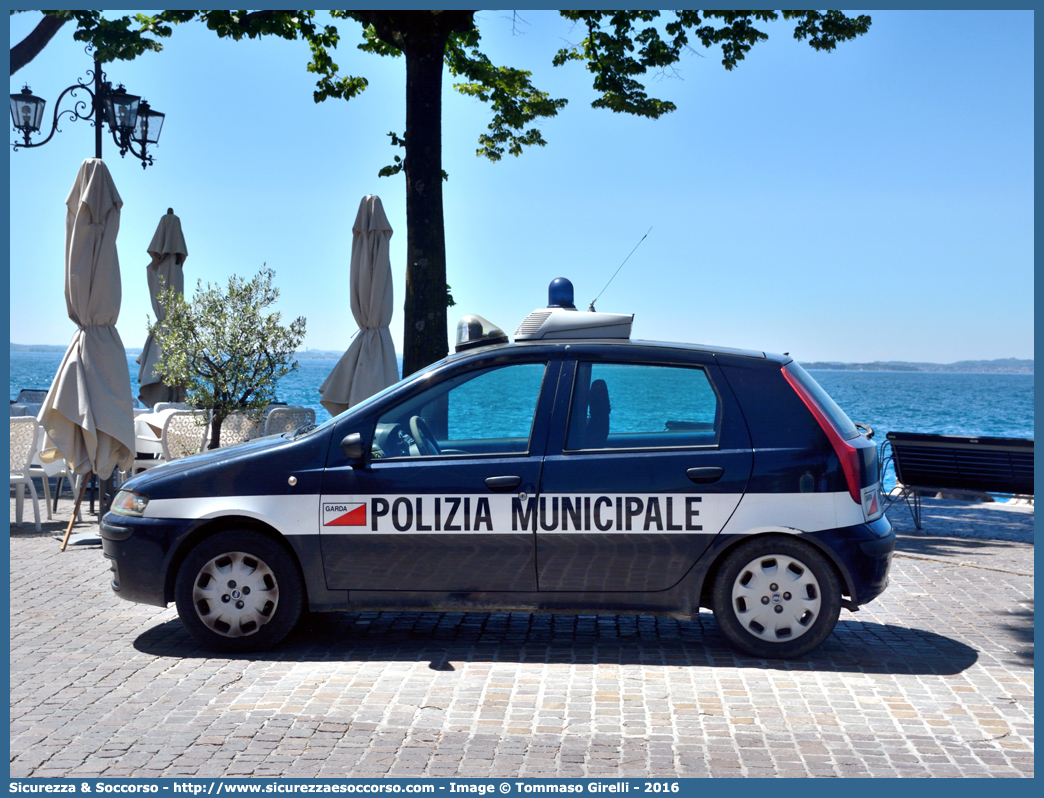 -
Polizia Municipale
Comune di Garda
Fiat Punto II serie
Parole chiave: PL;P.L.;PM;P.M.;Polizia;Locale;Municipale;Garda;Fiat;Punto