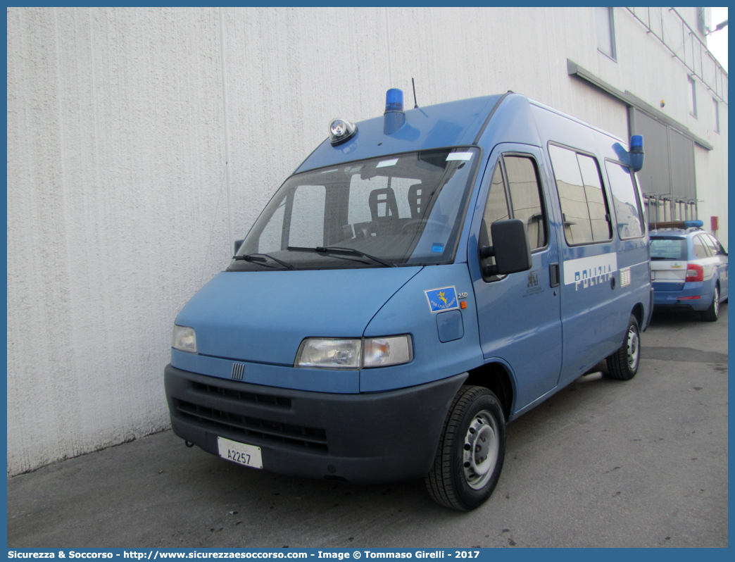 Polizia A2257
Polizia di Stato
Polizia Stradale
Autostrada Bs/Vr/Vi/Pd S.p.A.
Fiat Ducato II serie
(variante)
Parole chiave: PS;P.S.;Polizia;di;Stato;Stradale;Autostradale;Autostrada;Serenissima;Bs/Vr/Vi/Pd S.p.A.;Fiat;Ducato