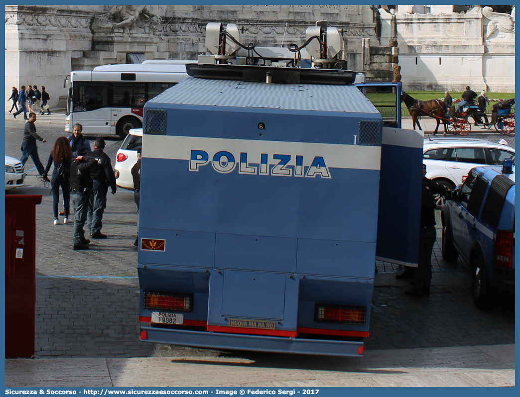 Polizia F9982
Polizia di Stato
Reparto Mobile
Iveco Trakker II serie
Allestitore Nuova Ma.Na.Ro. S.r.l.
Parole chiave: PS;P.S.;Polizia;di;Stato;Pubblica;Sicurezza;Reparto;Mobile;Iveco;Trakker;Nuova;Ma.Na.Ro.;MANARO