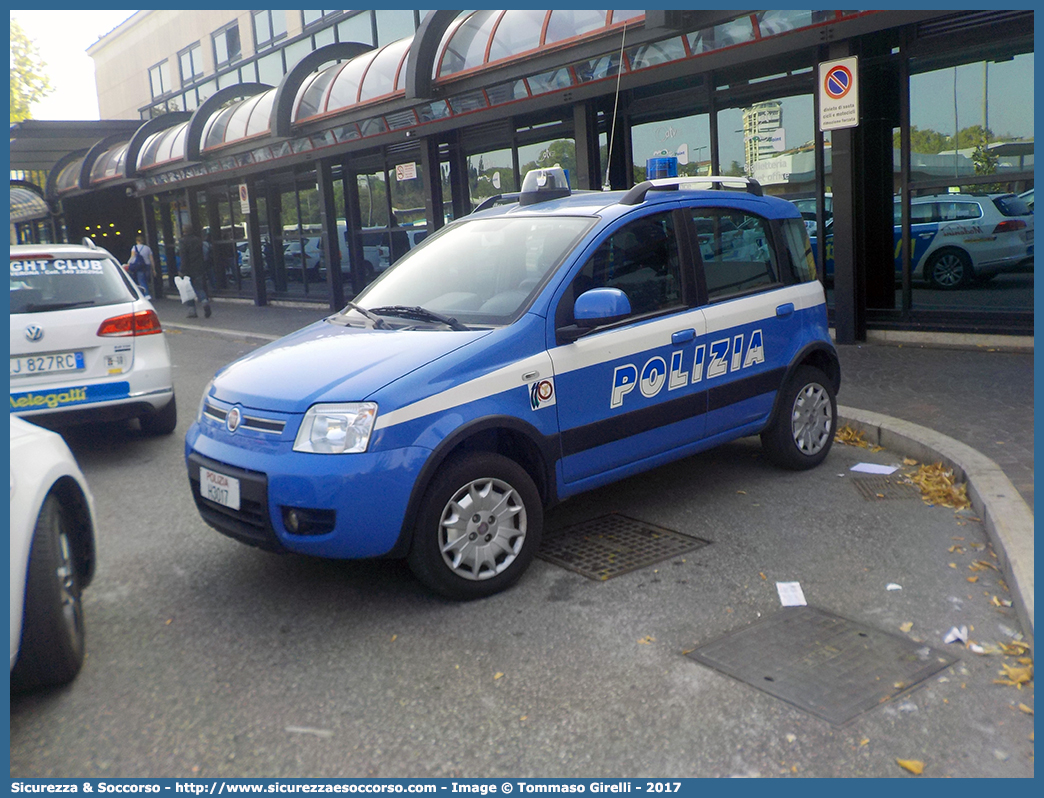 Polizia H3017
Polizia di Stato
Polizia Ferroviaria
Fiat Nuova Panda 4x4 I serie
Parole chiave: PS;P.S.;Polizia;di;Stato;Ferroviaria;Polfer;Fiat;Nuova;Panda