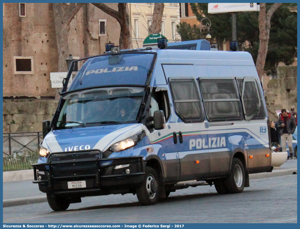 Polizia M1239
Polizia di Stato
Reparto Mobile
Iveco Daily 50C17 VI serie
Allestitore Sperotto S.p.A.
Parole chiave: PS;P.S.;Polizia;di;Stato;Reparto;Mobile;Iveco;Daily;50C17;Sperotto