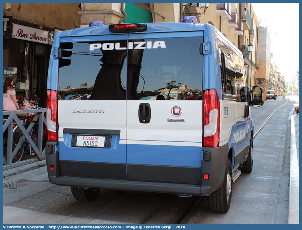 Polizia N5150
Polizia di Stato
Fiat Ducato III serie restyling
Parole chiave: PS;P.S.;Polizia;di;Stato;Fiat;Ducato;X290