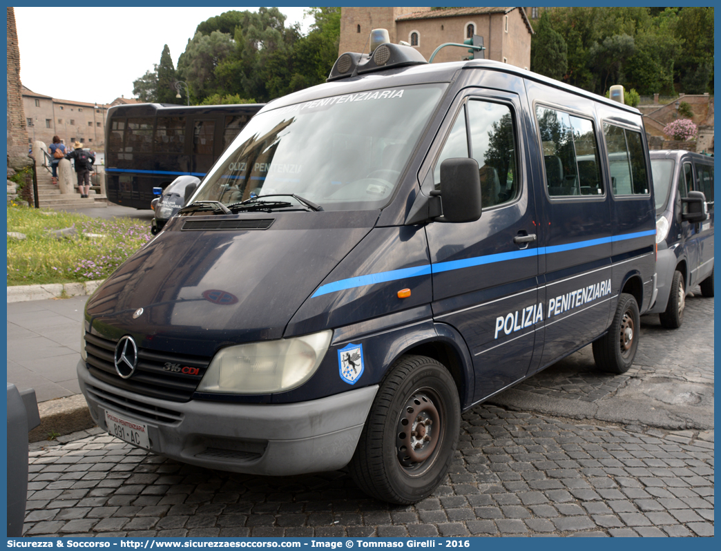 Polizia Penitenziaria 891AC
Polizia Penitenziaria
Mercedes Benz Sprinter 316 I serie restyling
Parole chiave: PP;P.P.;Pol.Pen.;PolPen;AdiC;A.diC.;Agenti;di;Custodia;Polizia;Penitenziaria;Nucleo;Traduzioni;Piantonamenti;Mercedes;Benz;Sprinter