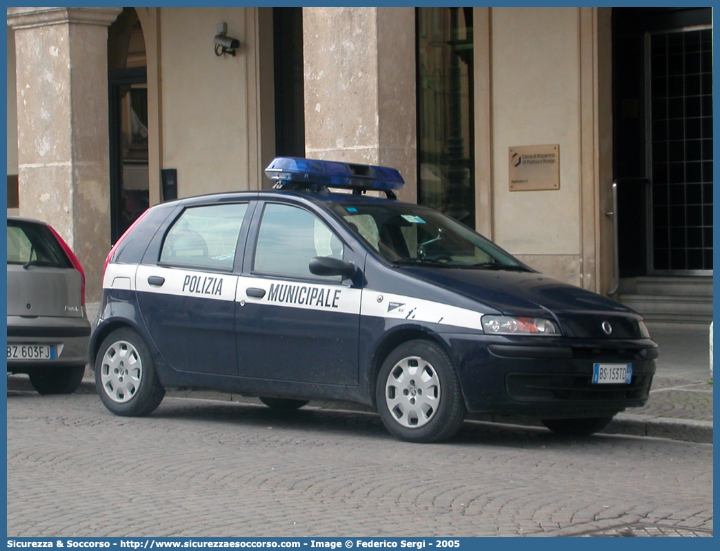 -
Polizia Municipale
Comune di Rovigo
Fiat Punto II serie
Parole chiave: PL;P.L.;PM;P.M.;Polizia;Locale;Municipale;Rovigo;Fiat;Punto