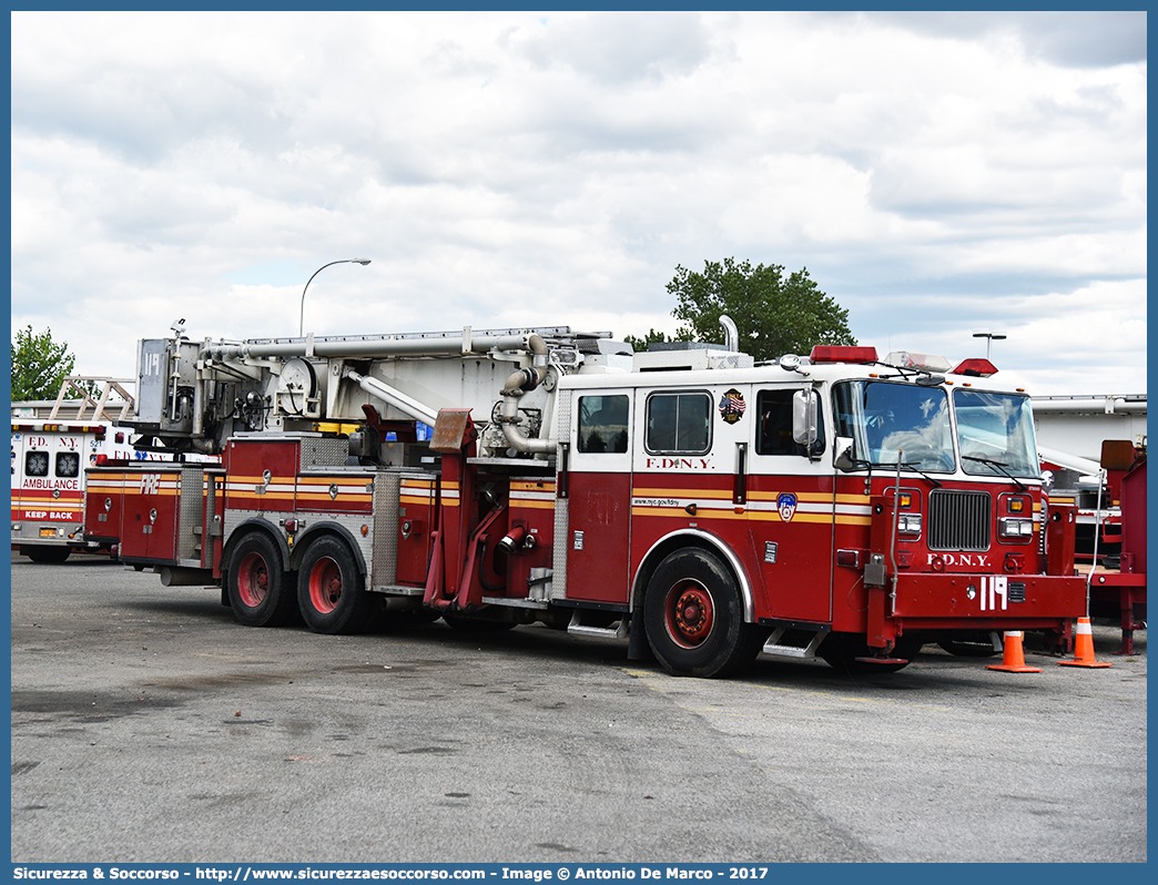 119 - ST00001
United States of America
New York Fire Department
Seagrave Aerialscope
Parole chiave: United;States;of;America;USA;U.S.A.;NYFD;N.Y.F.D.;New;York;Fire;Department;Seagrave;Aerialscope