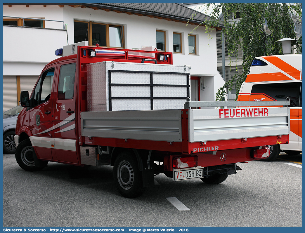 VF 05H BZ
Vigili del Fuoco Volontari Rio di Pusteria
Freiwillige Feuerwehr Mühlbach
Mercedes Benz Sprinter II serie
Allestitore Ziegler Italiana GmbH
Parole chiave: VFV;V.F.V.;Vigili;Fuoco;Volontari;Freiwillige;Feuerwehr;Rio;di;Pusteria;Mühlbach;Mercedes;Benz;Sprinter;Ziegler