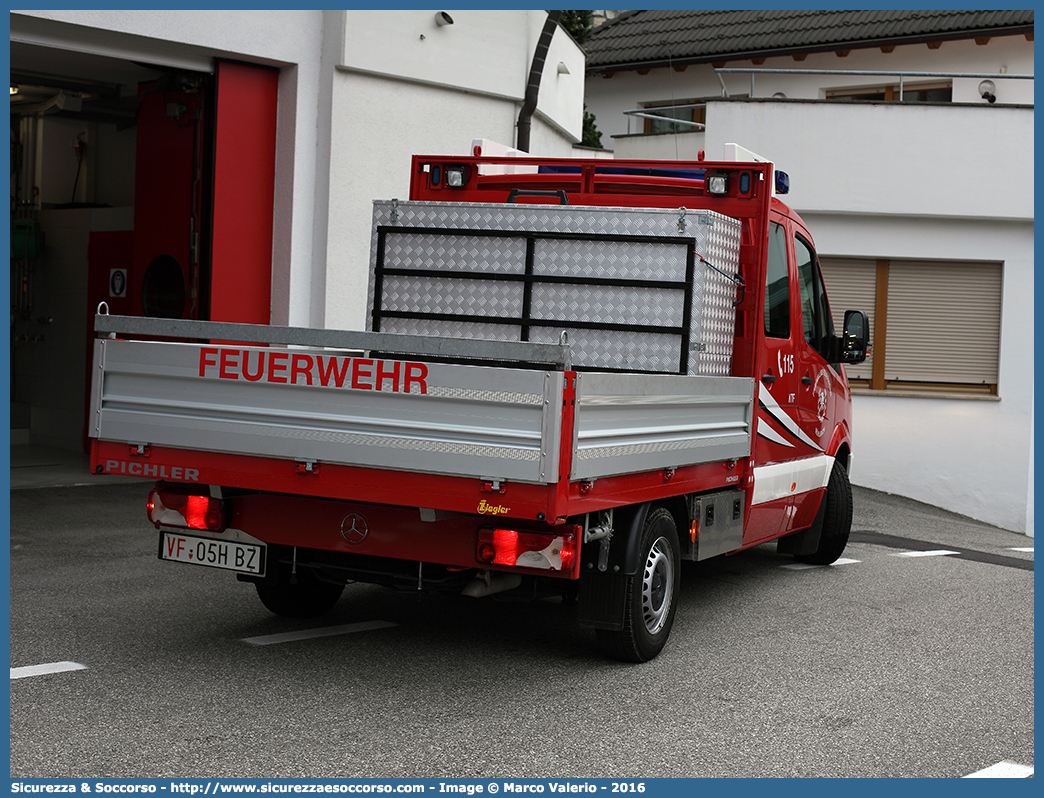 VF 05H BZ
Vigili del Fuoco Volontari Rio di Pusteria
Freiwillige Feuerwehr Mühlbach
Mercedes Benz Sprinter II serie
Allestitore Ziegler Italiana GmbH
Parole chiave: VFV;V.F.V.;Vigili;Fuoco;Volontari;Freiwillige;Feuerwehr;Rio;di;Pusteria;Mühlbach;Mercedes;Benz;Sprinter;Ziegler