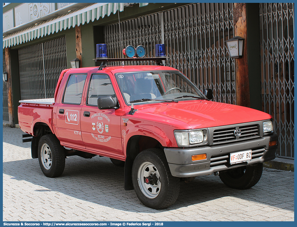 VF 0DF BZ
Vigili del Fuoco Volontari Bolzano
Freiwillige Feuerwehr Bozen
Toyota Hilux V serie
Parole chiave: VF;VFV;V.F.;V.F.V.;Vigili;Fuoco;Volontari;Freiwillige;Feuerwehr;Bolzano;Bozen;Toyota;Hilux