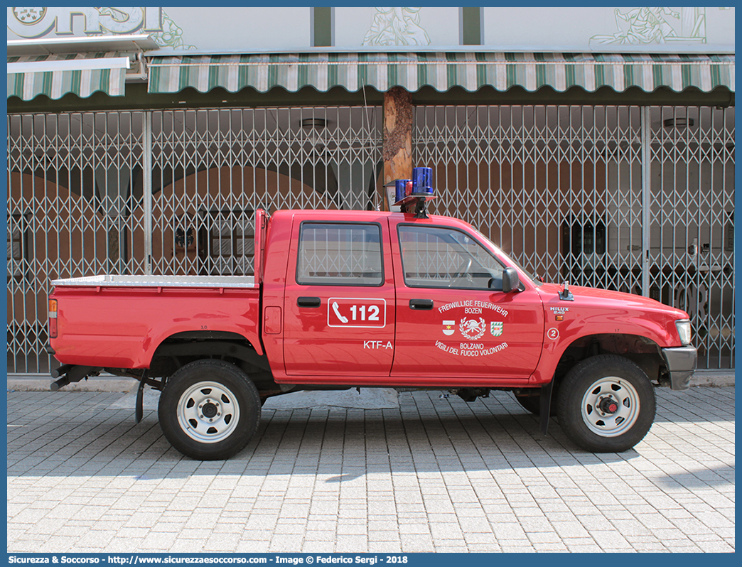 VF 0DF BZ
Vigili del Fuoco Volontari Bolzano
Freiwillige Feuerwehr Bozen
Toyota Hilux V serie
Parole chiave: VF;VFV;V.F.;V.F.V.;Vigili;Fuoco;Volontari;Freiwillige;Feuerwehr;Bolzano;Bozen;Toyota;Hilux