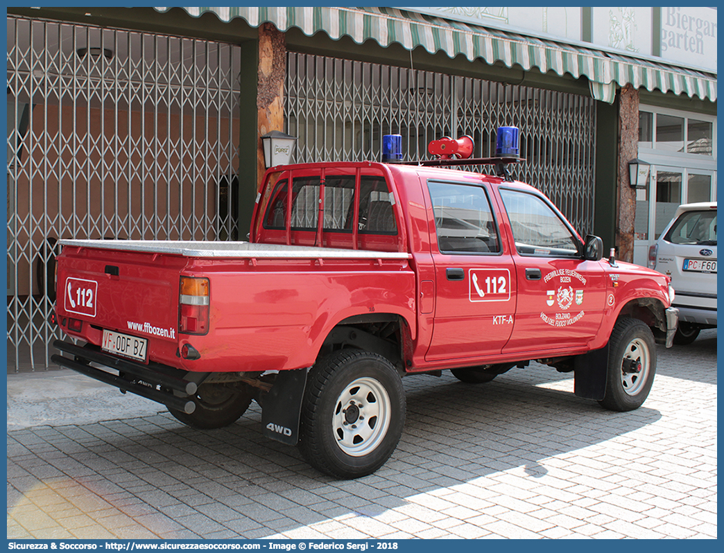 VF 0DF BZ
Vigili del Fuoco Volontari Bolzano
Freiwillige Feuerwehr Bozen
Toyota Hilux V serie
Parole chiave: VF;VFV;V.F.;V.F.V.;Vigili;Fuoco;Volontari;Freiwillige;Feuerwehr;Bolzano;Bozen;Toyota;Hilux