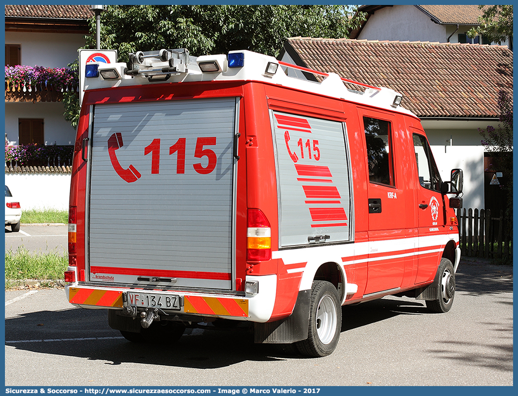 VF 134 BZ
Vigili del Fuoco Volontari Cornaiano-Colterenzio
Freiwillige Feuerwehr Girlan-Schreckbichl
Mercedes Benz Sprinter I serie restyling
Allestitore Brandschutz S.r.l.
Parole chiave: VFV;V.F.V.;Vigili;Fuoco;Volontari;Freiwillige;Feuerwehr;Cornaiano;Colterenzio;Girlan;Schreckbichl;Mercedes;Benz;Sprinter;Brandschutz