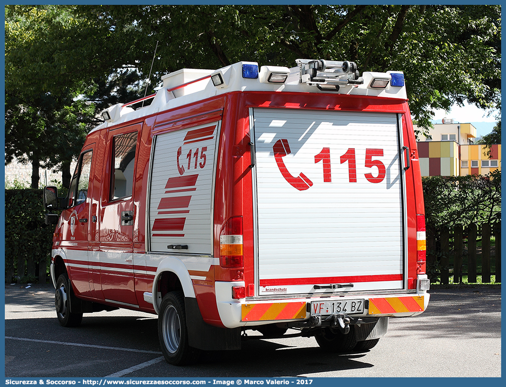 VF 134 BZ
Vigili del Fuoco Volontari Cornaiano-Colterenzio
Freiwillige Feuerwehr Girlan-Schreckbichl
Mercedes Benz Sprinter I serie restyling
Allestitore Brandschutz S.r.l.
Parole chiave: VFV;V.F.V.;Vigili;Fuoco;Volontari;Freiwillige;Feuerwehr;Cornaiano;Colterenzio;Girlan;Schreckbichl;Mercedes;Benz;Sprinter;Brandschutz