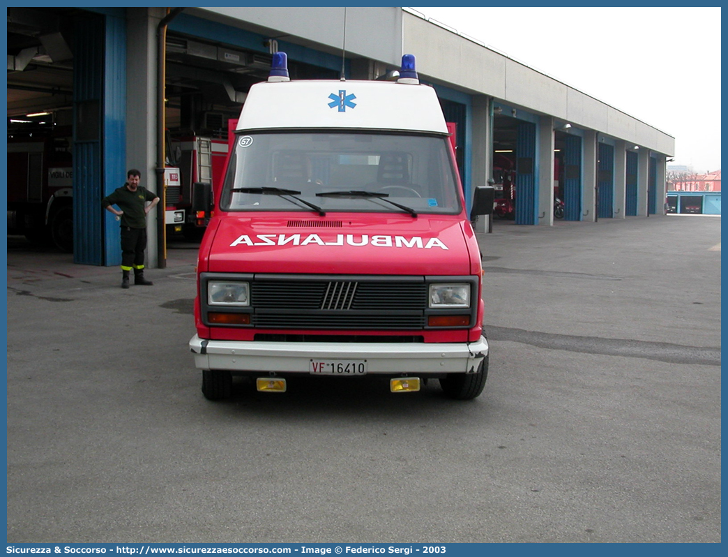 VF 16410
Corpo Nazionale Vigili del Fuoco
Servizio Sanitario
Fiat Ducato I serie
Allestitore Brema
Parole chiave: VVF;V.V.F.;Corpo;Nazionale;Vigili;del;Fuoco;Servizio;Sanitario;Fiat;Ducato;Brema