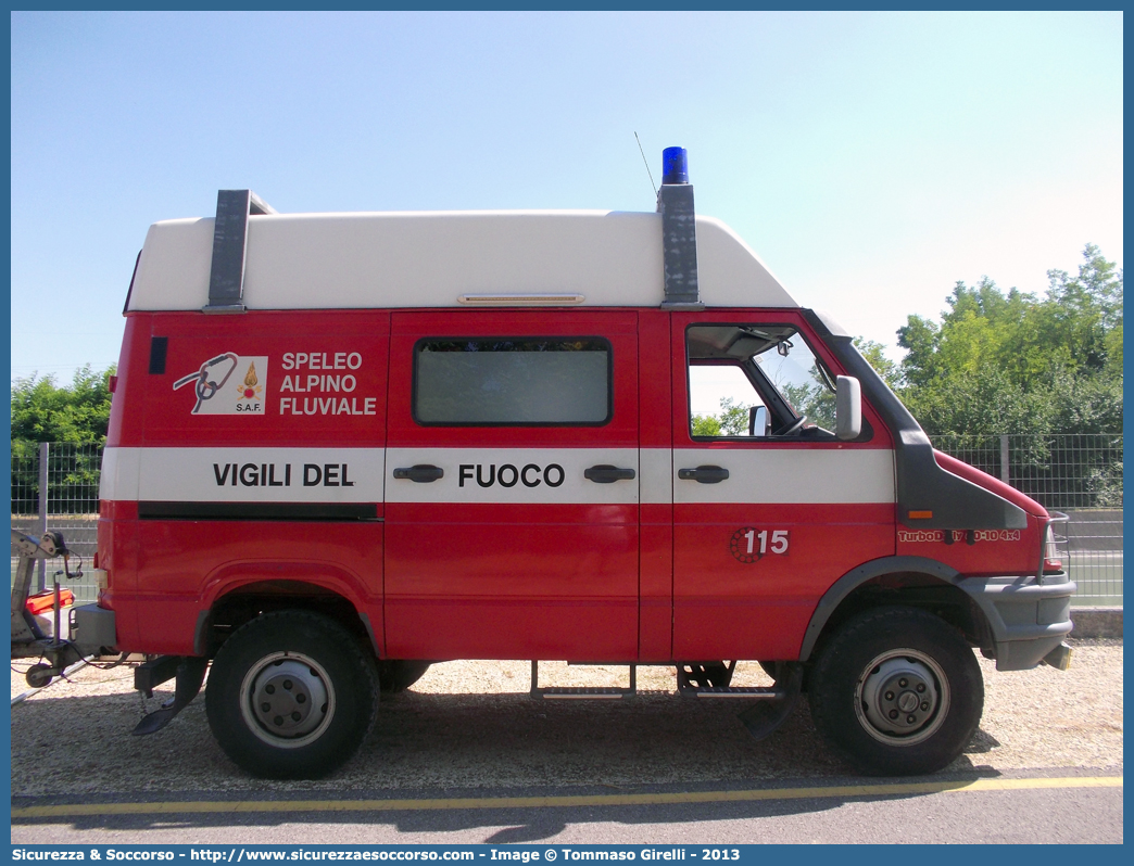 VF 17324
Corpo Nazionale Vigili del Fuoco
Nucleo Speleo Alpino Fluviale
Iveco Daily 40-10 4x4 II serie
Parole chiave: VVF;V.V.F.;Corpo;Nazionale;Vigili;del;Fuoco;Iveco;Daily;40-10;SAF;S.A.F.;Speleo;Alpino;Fluviale