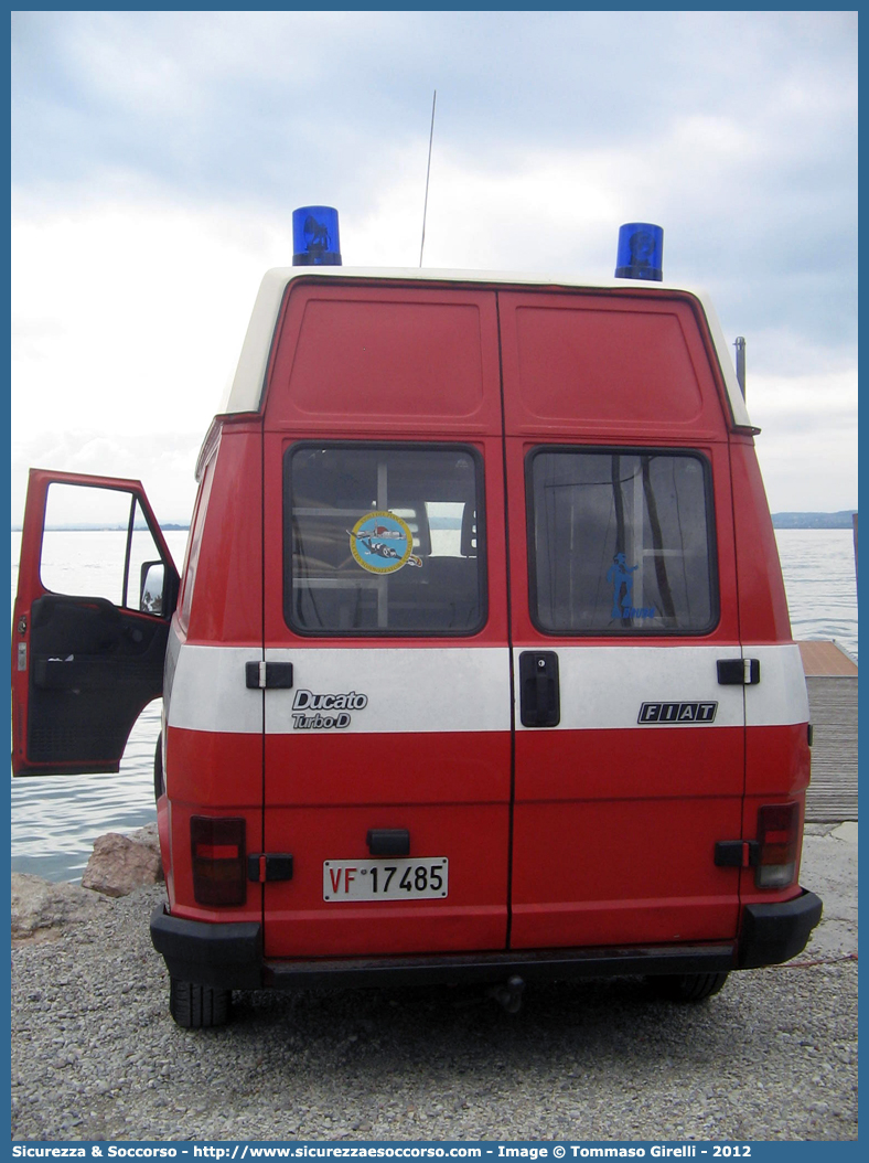 VF 17485
Corpo Nazionale Vigili del Fuoco
Nucleo Soccorso Subacqueo e Acquatico
Fiat Ducato I serie restyling
(variante)
Parole chiave: VVF;V.V.F.;Corpo;Nazionale;Vigili;del;Fuoco;Fiat;Ducato;NSSA;N.S.S.A.;Soccorso;Subacqueo;Acquatico;Sommozzatori;Subacquei