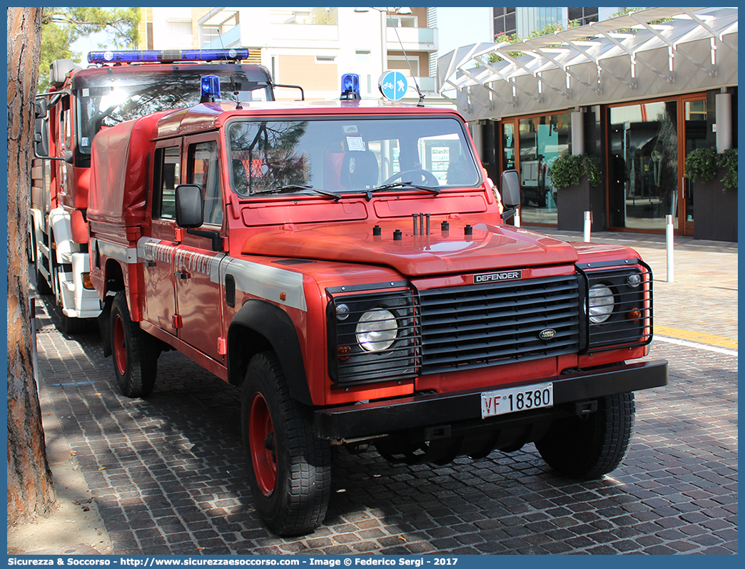 VF 18380
Corpo Nazionale Vigili del Fuoco
Land Rover Defender 130
Parole chiave: VVF;V.V.F.;Corpo;Nazionale;Vigili;del;Fuoco;Land Rover;Defender;130