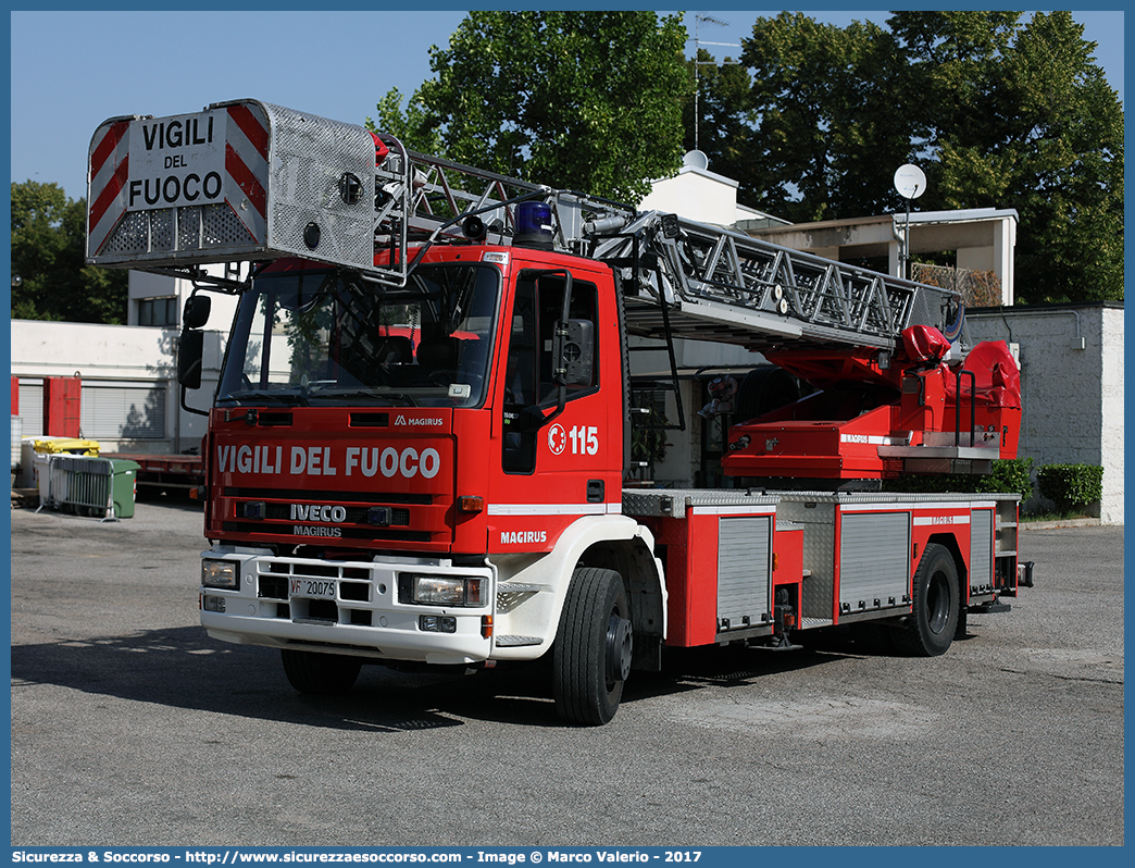 VF 20075
Corpo Nazionale Vigili del Fuoco
Iveco 150E27 EuroFire I serie
Allestitore Magirus
Parole chiave: VVF;V.V.F.;Corpo;Nazionale;Vigili;del;Fuoco;AutoScala;AS;Iveco;150E27;EuroFire;Magirus