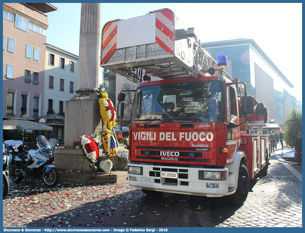 VF 21920
Corpo Nazionale Vigili del Fuoco
Iveco 150E28 EuroFire I serie
Allestitore Magirus
(variante)
Parole chiave: VVF;V.V.F.;Corpo;Nazionale;Vigili;del;Fuoco;AutoScala;AS;Iveco;150E28;EuroFire;Magirus