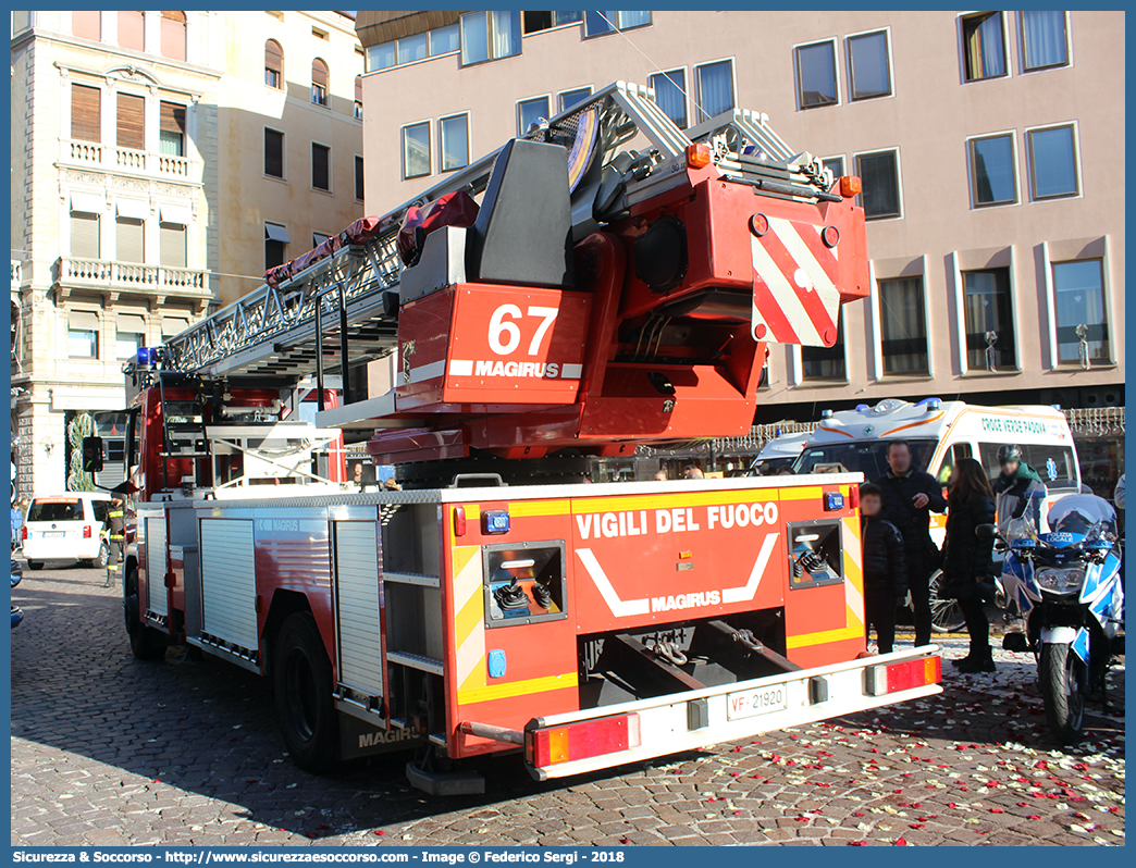 VF 21920
Corpo Nazionale Vigili del Fuoco
Iveco 150E28 EuroFire I serie
Allestitore Magirus
(variante)
Parole chiave: VVF;V.V.F.;Corpo;Nazionale;Vigili;del;Fuoco;AutoScala;AS;Iveco;150E28;EuroFire;Magirus