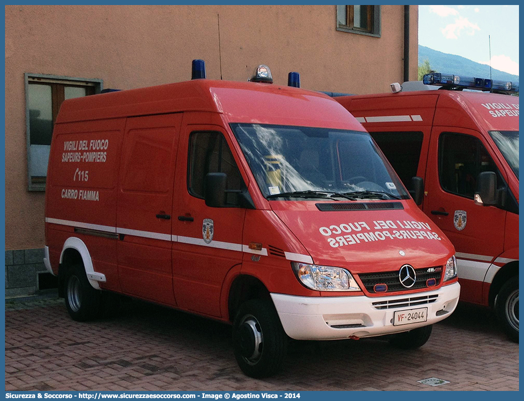 VF 24044
Vigili del Fuoco
Regione Autonoma Valle d'Aosta
Mercedes Benz Sprinter 416 4x4 I serie restyling
Parole chiave: VVF;V.V.F.;Vigili;del;Fuoco;Regione;Autonoma;Valle;Aosta;Mercedes;Benz;Sprinter;416;4x4