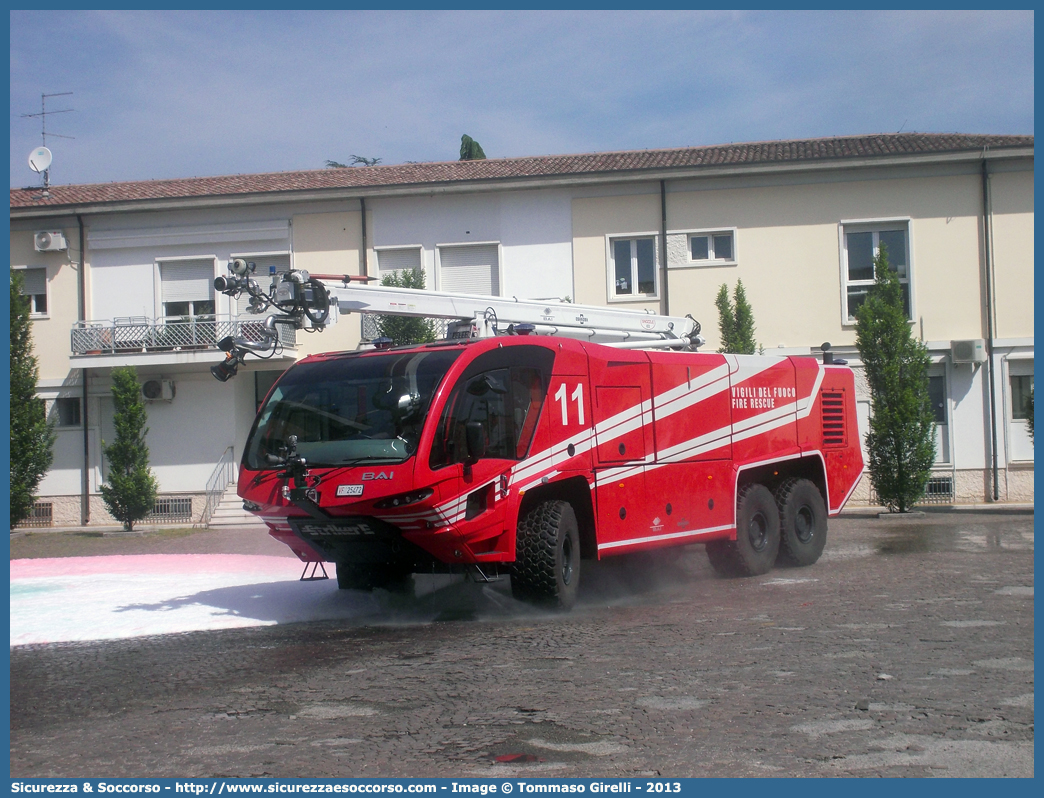 VF 25472
Corpo Nazionale Vigili del Fuoco
Nucleo Aeroportuale
Oshkosh Bai Striker E
Parole chiave: VVF;V.V.F.;Corpo;Nazionale;Vigili;del;Fuoco;Oshkosh;Striker E;Aeroportuale