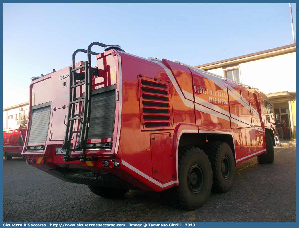 VF 25472
Corpo Nazionale Vigili del Fuoco
Nucleo Aeroportuale
Oshkosh Bai Striker E
Parole chiave: VVF;V.V.F.;Corpo;Nazionale;Vigili;del;Fuoco;Oshkosh;Striker E;Aeroportuale