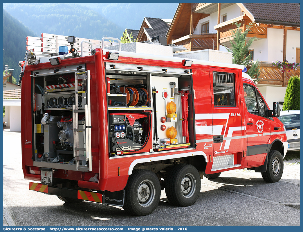 VF 267 BZ
Vigili del Fuoco Volontari Valles
Freiwillige Feuerwehr Vals
Mercedes Benz Sprinter II serie
Allestitore Rosenbauer Brandschutz GmbH
Parole chiave: VFV;V.F.V.;Vigili;Fuoco;Volontari;Freiwillige;Feuerwehr;Valles;Vals;Mercedes;Benz;Sprinter;Rosenbauer;Brandschutz