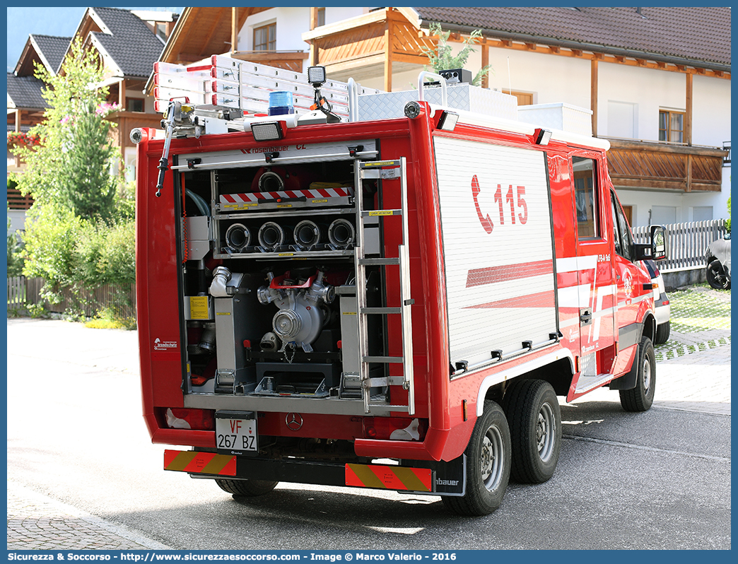 VF 267 BZ
Vigili del Fuoco Volontari Valles
Freiwillige Feuerwehr Vals
Mercedes Benz Sprinter II serie
Allestitore Rosenbauer Brandschutz GmbH
Parole chiave: VFV;V.F.V.;Vigili;Fuoco;Volontari;Freiwillige;Feuerwehr;Valles;Vals;Mercedes;Benz;Sprinter;Rosenbauer;Brandschutz