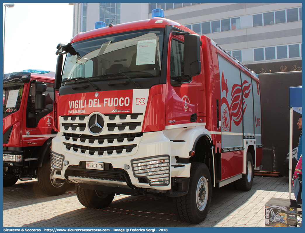 VF 7D4 TN
Corpo Vigili del Fuoco Volontari Lavarone
Mercedes Benz Arocs 1843
Allestitore Kofler Fahrzeugbau S.n.c.
Parole chiave: VFV;V.F.V.;Corpo;Vigili;del;Fuoco;Volontari;Lavarone;Mercedes;Benz;Arocs;1843;Kofler;Fahrzeugbau