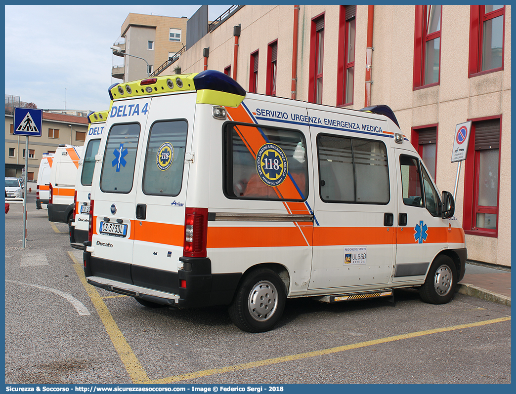 DELTA 4
SUEM 118 Vicenza
Azienda ULSS 8 - Berica
Fiat Ducato II serie restyling
Allestitore Aricar S.p.A.
(variante)
Parole chiave: 118;SUEM;S.U.E.M.;Vicenza;Ambulanza;Fiat;Ducato;Aricar