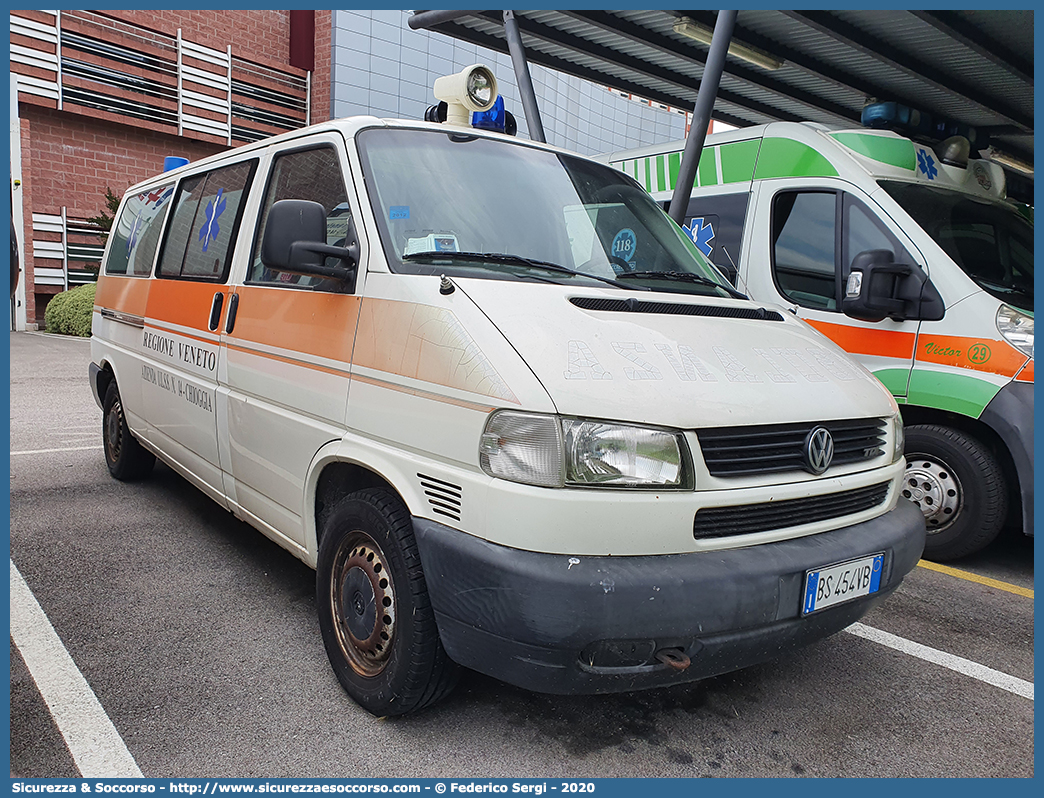 -
SUEM 118 Venezia Mestre
Azienda ULSS 3 - Serenissima
Chioggia
Volkswagen Transporter T4 restyling
Parole chiave: 118;SUEM;S.U.E.M.;ULSS;Serenissima;Venezia;Chioggia;Volkswagen;Transporter;T4