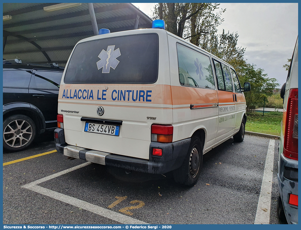 -
SUEM 118 Venezia Mestre
Azienda ULSS 3 - Serenissima
Chioggia
Volkswagen Transporter T4 restyling
Parole chiave: 118;SUEM;S.U.E.M.;ULSS;Serenissima;Venezia;Chioggia;Volkswagen;Transporter;T4