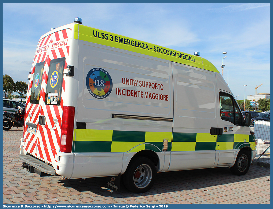 ALFA 30
118 Venezia - Mestre
Azienda ULSS 3 - Serenissima
Iveco Daily 35C13 III serie
Allestitore Ambitalia S.p.A.
(variante)
Parole chiave: 118;SUEM;S.U.E.M.;Venezia;Mestre;Emergenza;Iveco;Daily;35C13;NBCR;N.B.C.R.;USIM;U.S.I.M.;Unità;Supporto;Incidente;Maggiore;Ambitalia